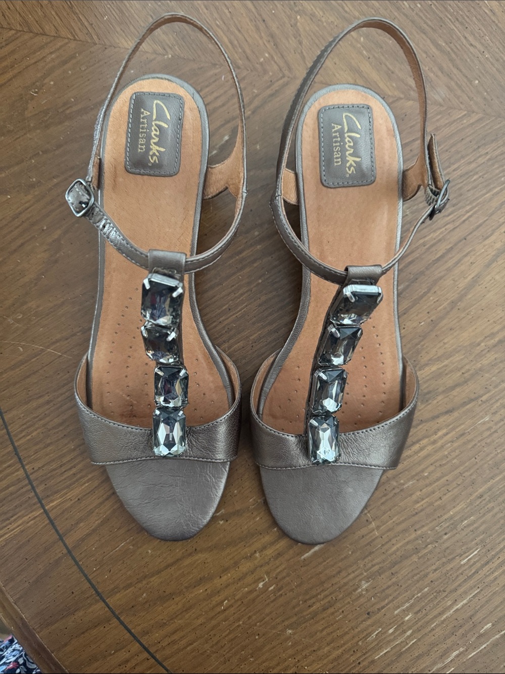 Clarks Artisan Metallic Pewter T-Strap Low Wedge Sandals w/ Faceted Gems 11 NWOB